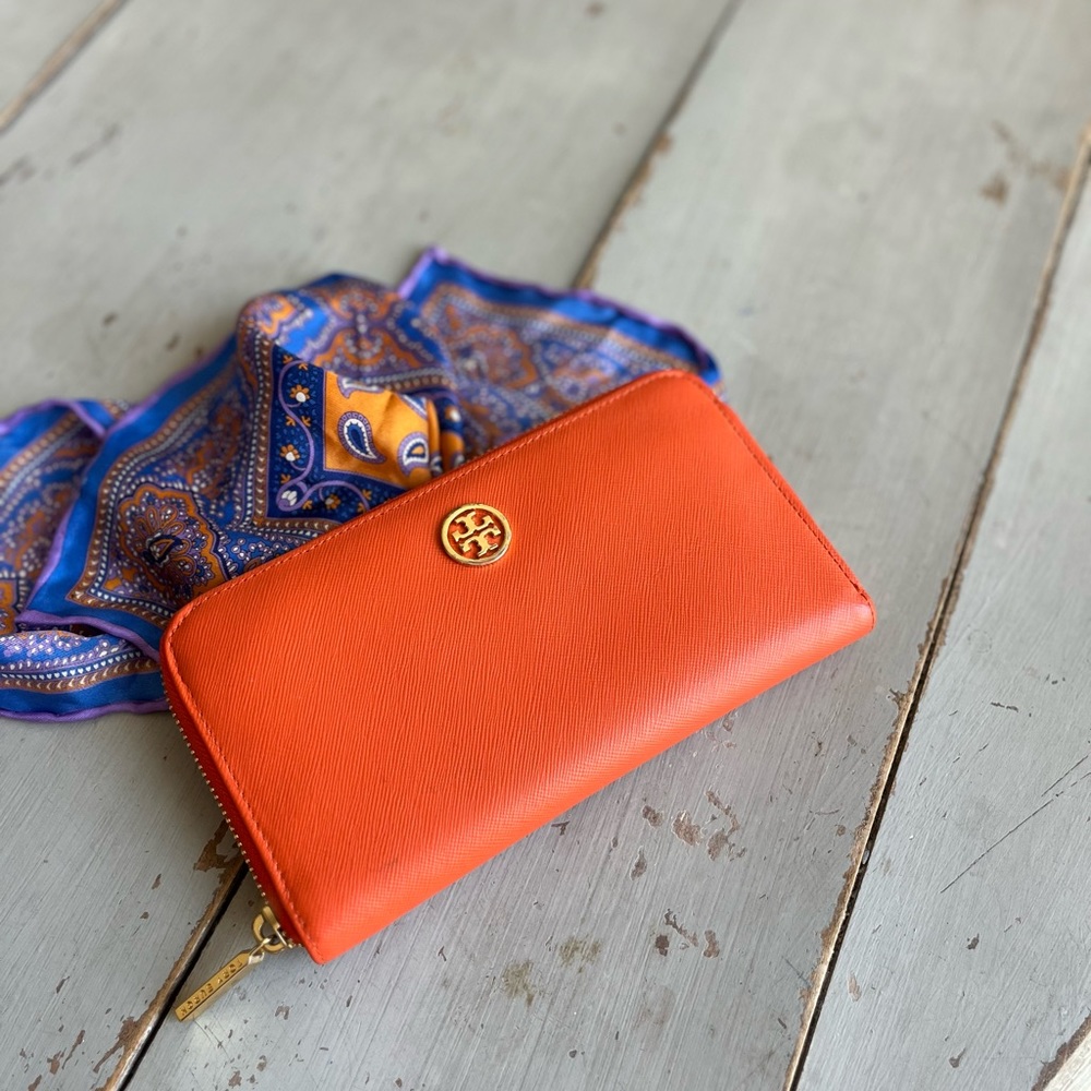 Tory Burch Robinson Tangerine Travel Wallet. Zip closure.